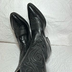 EUC: AUTHENTIC TONY LAMA Women’s size 8B Vintage 1984 Black Cowboy boots